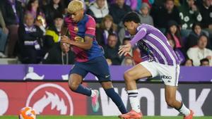 Lamine se intenta escapar de un rival este sábado en Zorrilla.