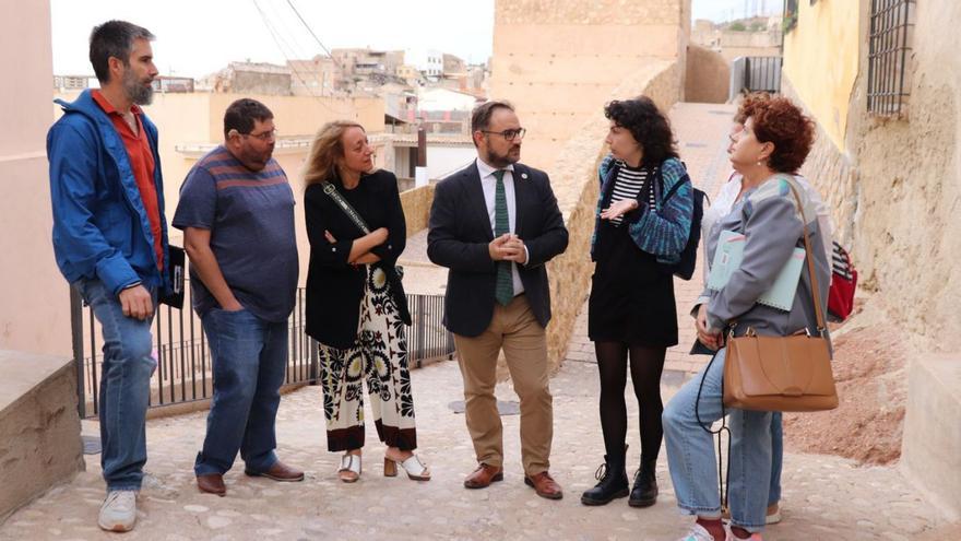 La edil de Casco Histórico y el alcalde con integrantes del equipo de trabajo en los Barrios Altos. | L.O.