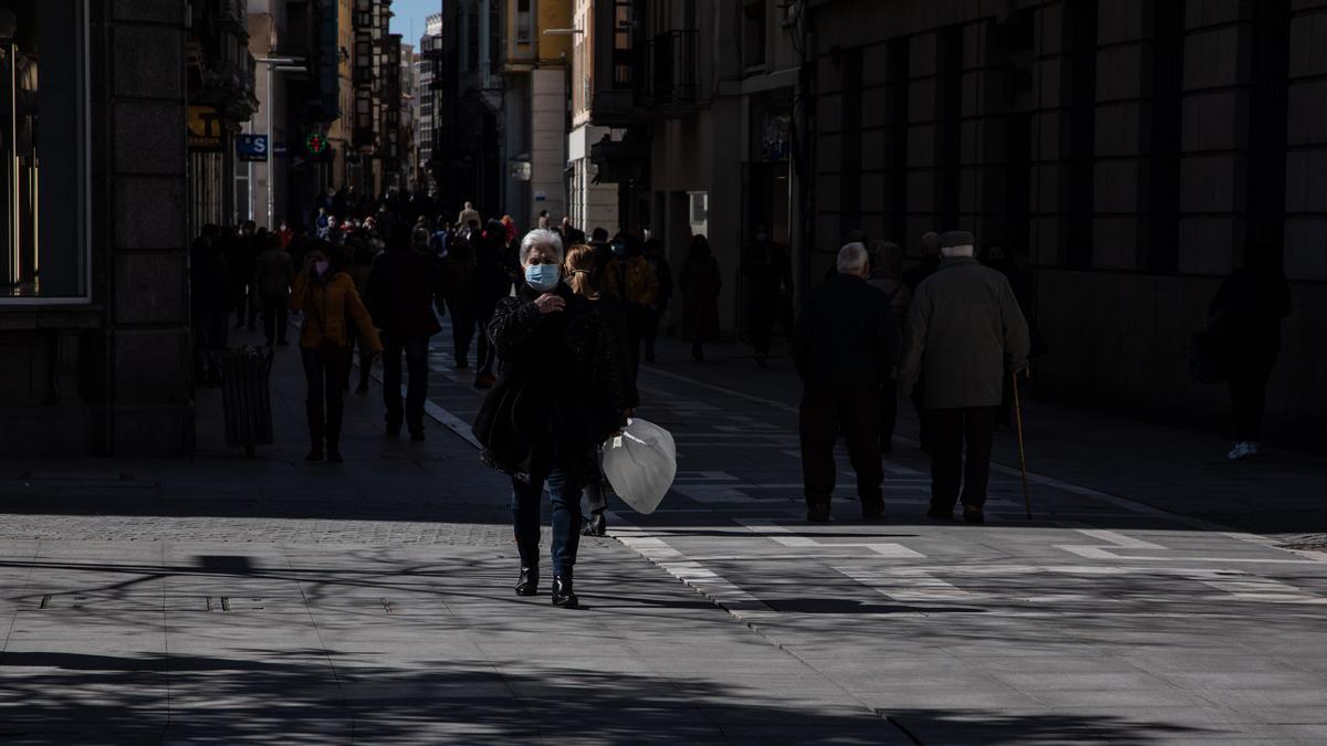 Gente pasea por Zamora.