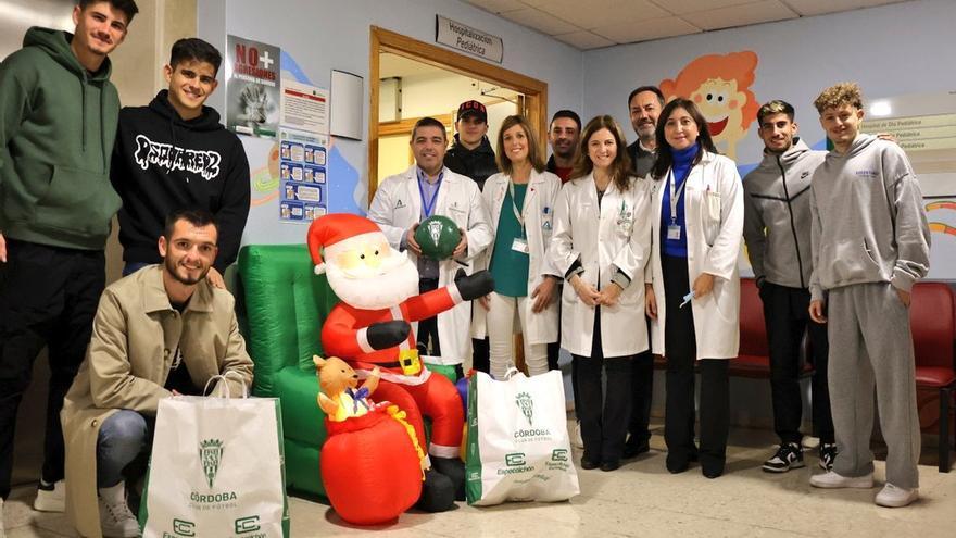 El Córdoba CF y una parada emocional: visita a los niños del Hospital Reina Sofía y San Juan de Dios