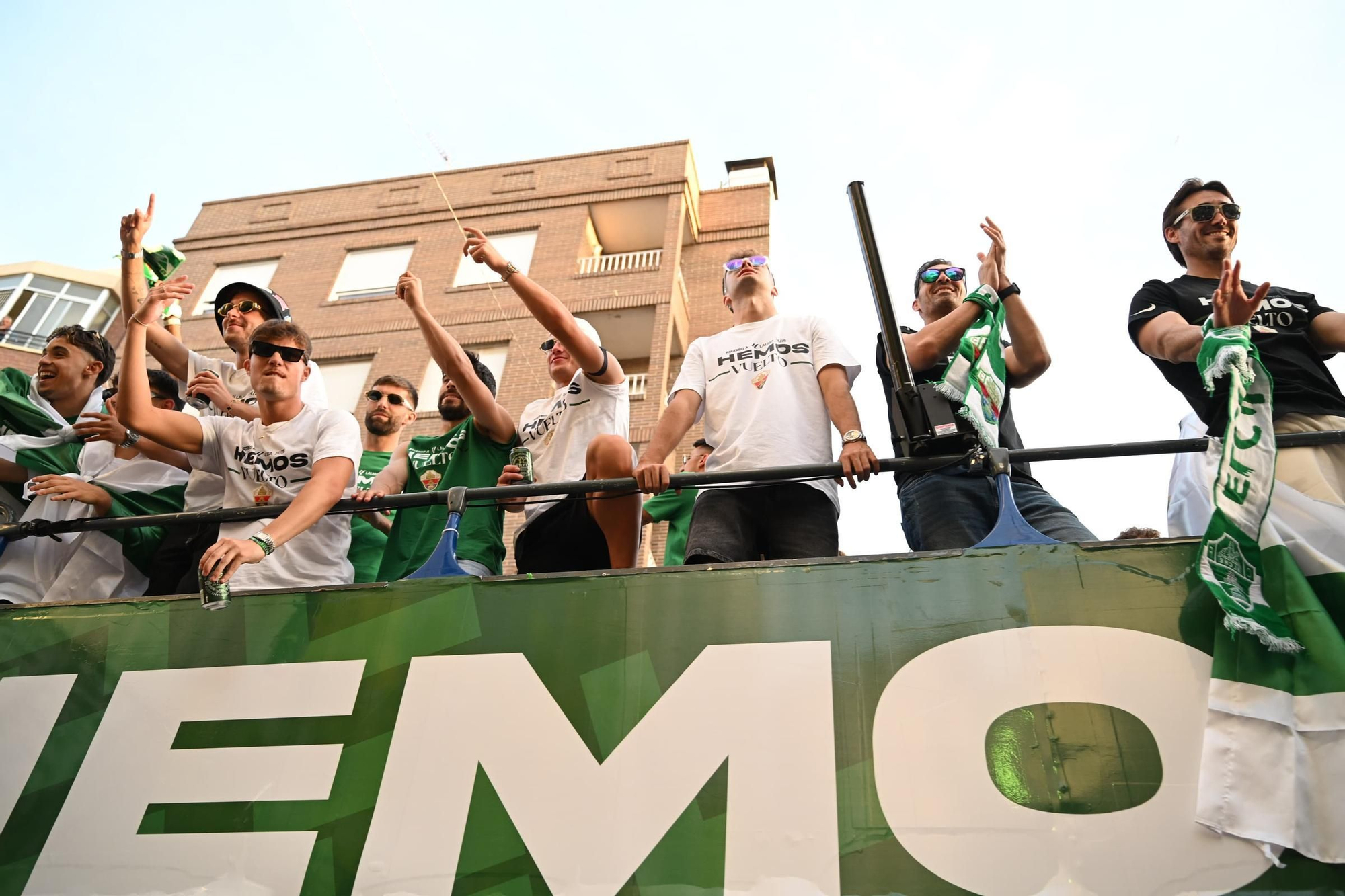 El Elche CF celebra el ascenso a Primera con una rúa en autobús hasta la Plaça de Baix