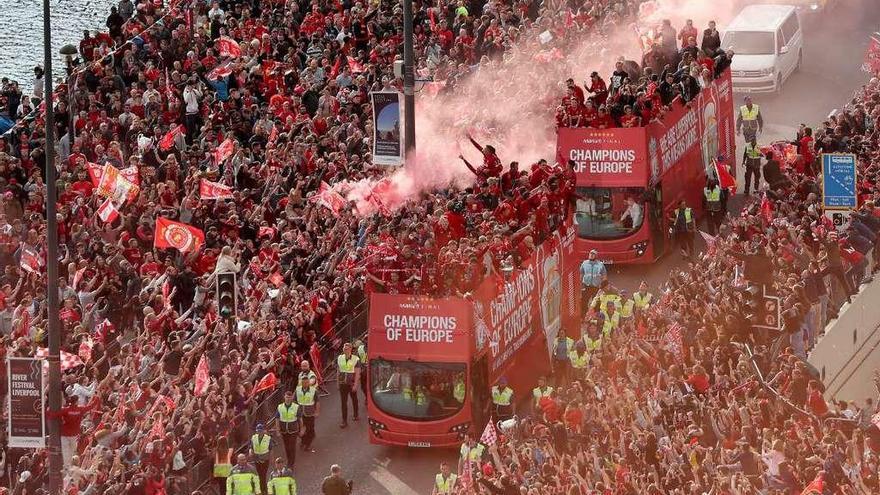 Imagen del paseo triunfal del Liverpool por el centro de la ciudad. // Efe