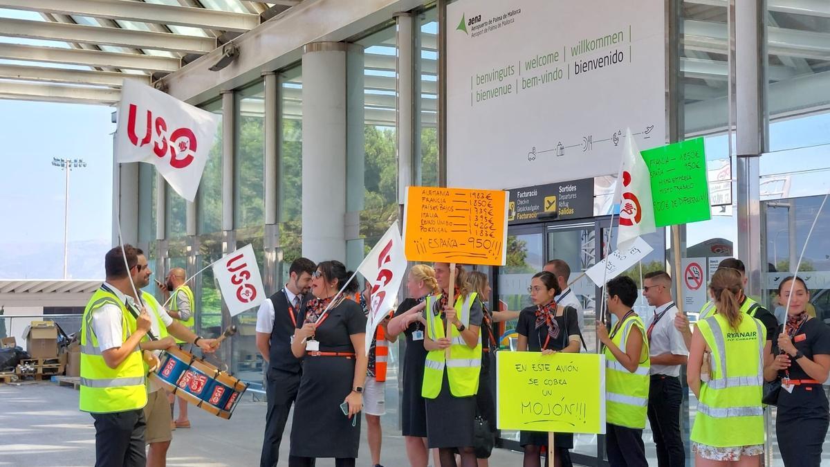 Una veintena de trabajadores de EasyJet y Ryanair en Palma censuran que estas aerolíneas &quot;vulneran su derecho a huelga&quot;.