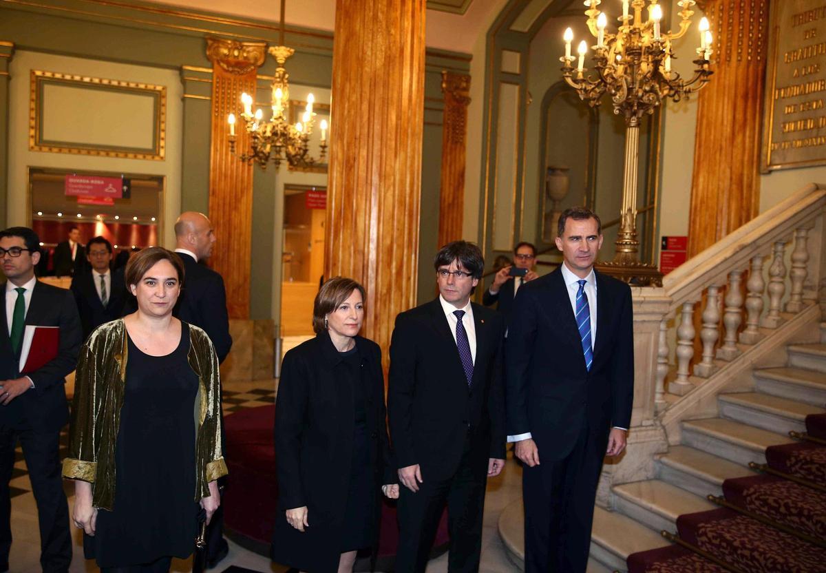 Ada colau junto a Carme Forcadell, Carles Puigdemont y el Rei Felipe VI en la cena de benvienida al Mobile World Congress 2016