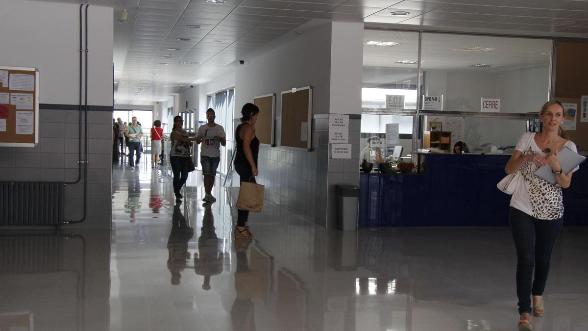 La Escola Oficial d'Idiomes de Xàtiva, en una imagen de archivo.