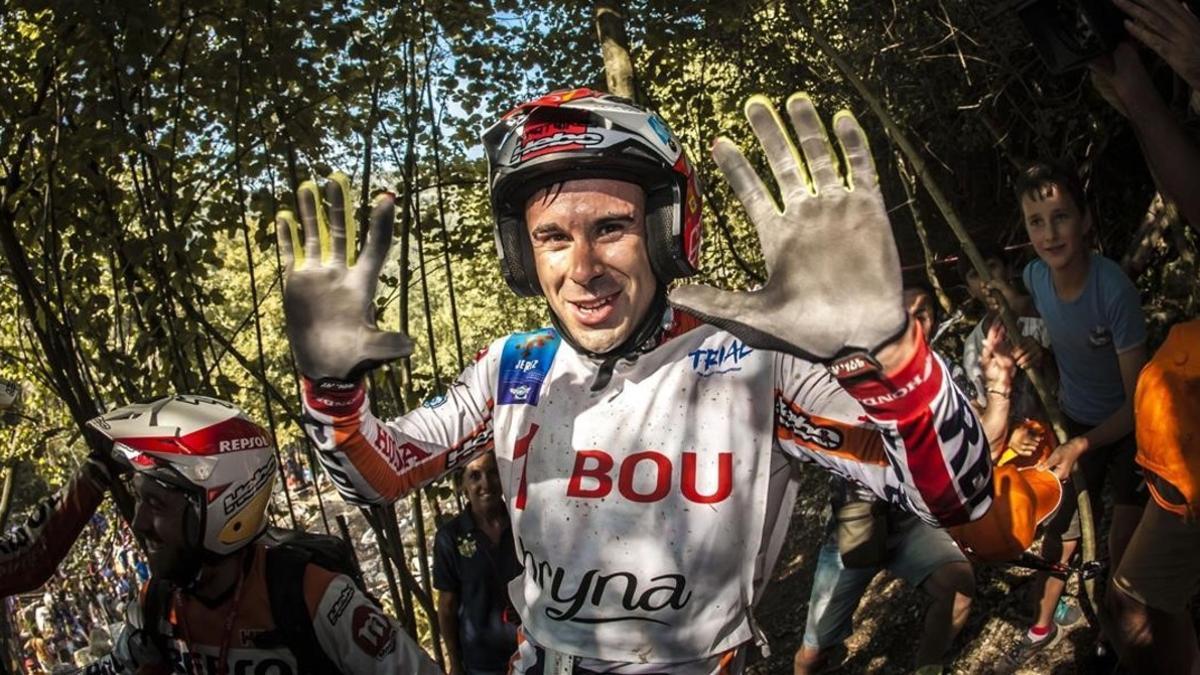 Toni Bou señala con las manos el décimo título de trial al aire libre conquistado este sábado en Italia.