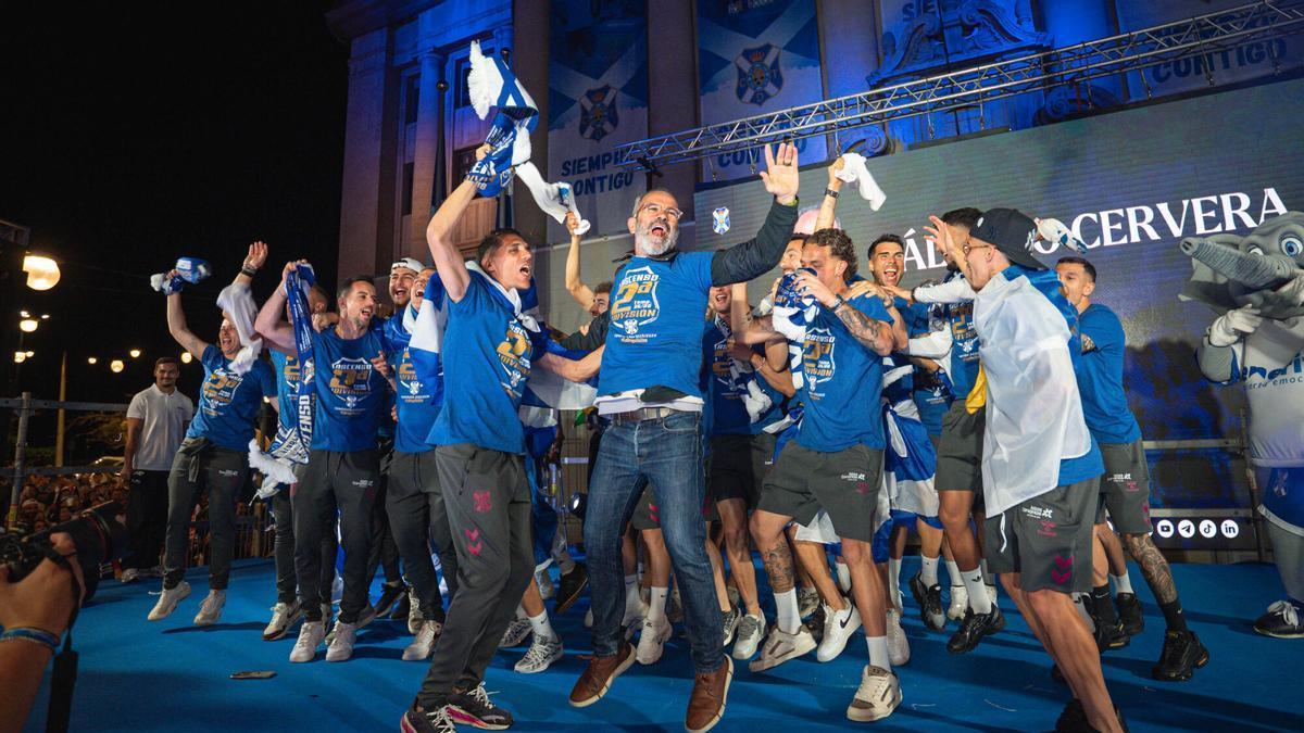 Celebración del ascenso del CD Tenerife en el Cabildo
