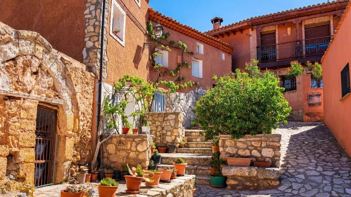 Anento, el pueblo medieval de Zaragoza que alberga el manantial más bello de España.