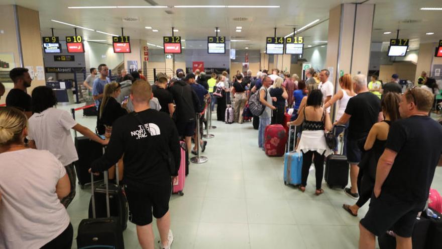 Más de 106.000 pasajeros pasarán por el aeropuerto de Ibiza este fin de semana