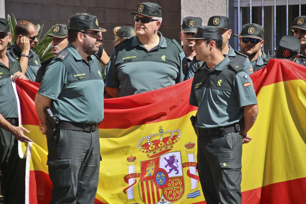 La Guardia Civil, agentes de la Policía Nacional y Local de Torrevieja protagonizaron una concentración de apoyo a la labor de las Fuerzas de Seguridad del Estado en Cataluña