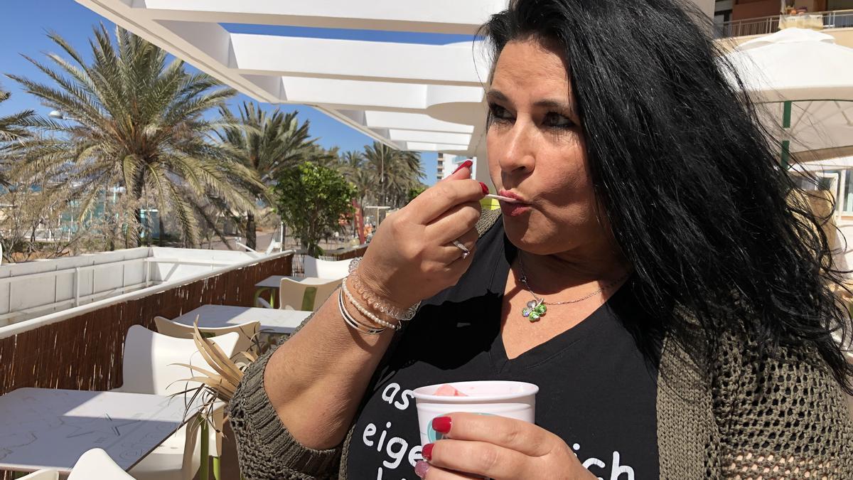 Iris Klein erfreut sich an einem Eis auf Mallorca. (Archivbild)