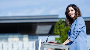 La presidenta de la Comunidad de Madrid, Isabel Díaz Ayuso, interviene durante la presentación de la escultura de Telefónica, en el Distrito Telefónica Edificio Central, a 15 de abril de 2024