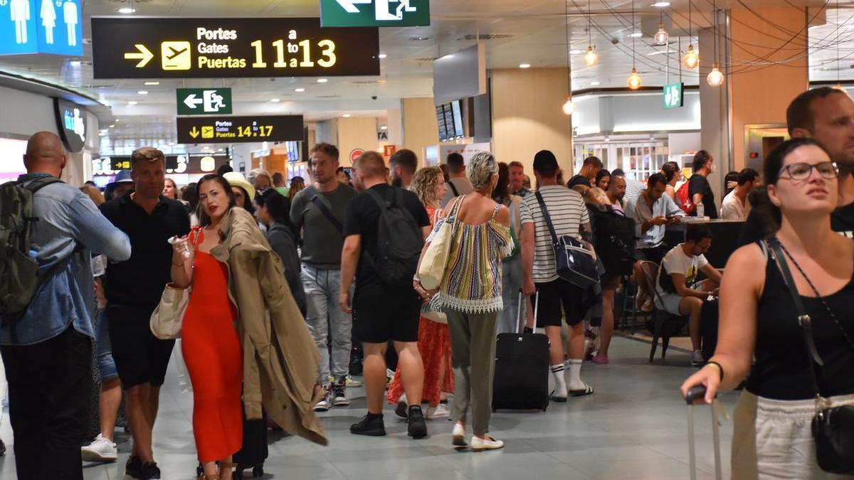 Pasajeros en el interior de la terminal ibicenca, este verano.