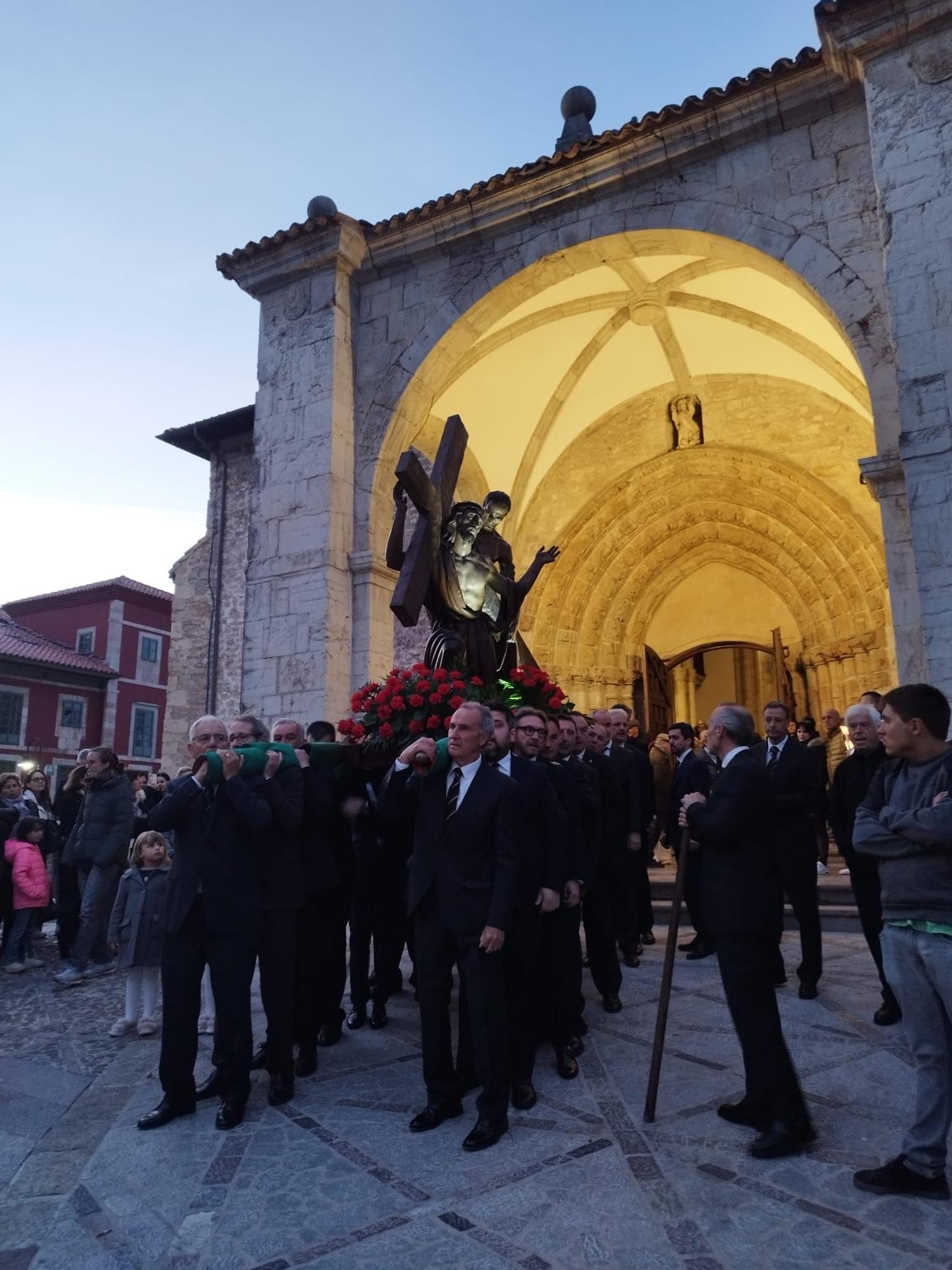 El Cirineo, La Magdalena y La Dolorosa procesionan por las calles de Llanes durante el Vía Crucis del Miércoles Santo