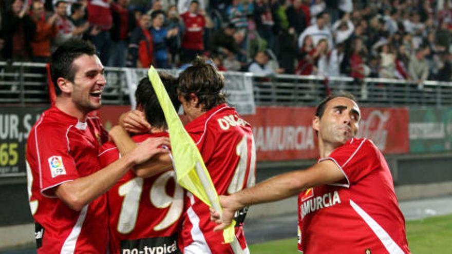 Capdevila, con el banderín de saque de esquina en la mano, celebra con rabia uno de los goles. Detrás, sus compañeros Kike y Óscar Sánchez felicitan a Natalio, autor de los tres tantos de la tarde