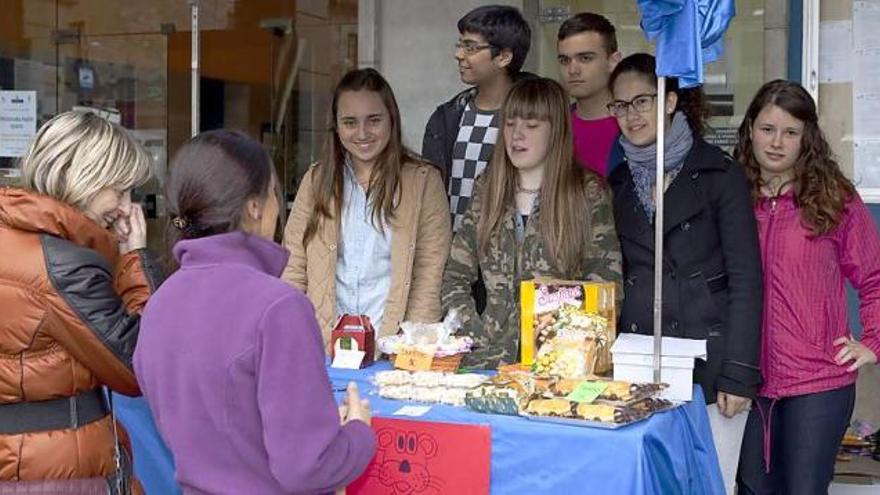Estudiantes lavianeses, ayer, vendiendo sus productos en el mercado.