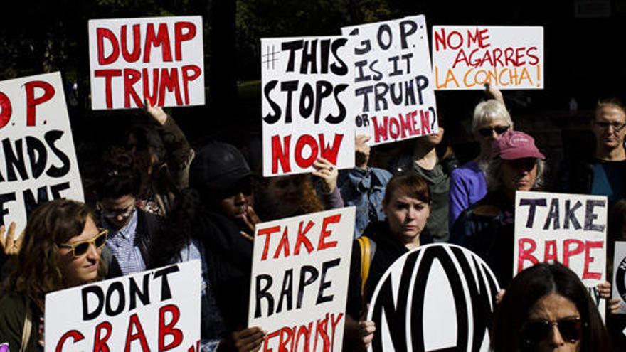 Un grupo de mujeres protesta contra Trump en Nueva York.