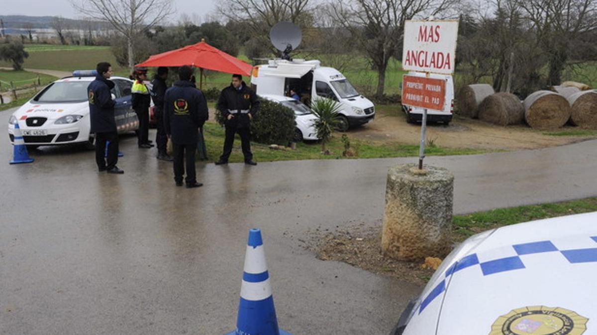 Llegada de políticos y empresarios a la cita en la masía de Luis Conde, en la Fonteta, el sábado.