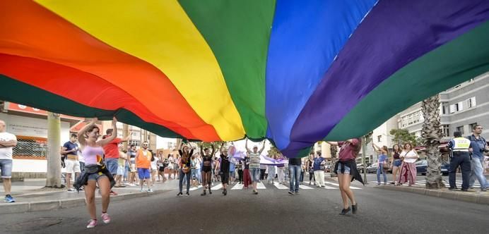 LAS PALMAS DE GRAN CANARIA A 24/06/2017. Este 2017 el lema del orgullo está vinculado a la demanda de la Ley de Igualdad LGTBI que combata los flecos pendientes para la igualdad legal y real. La manifestación discurrió por la avenida de Mesa y López hasta Santa Catalina. FOTO: J.PÉREZ CURBELO