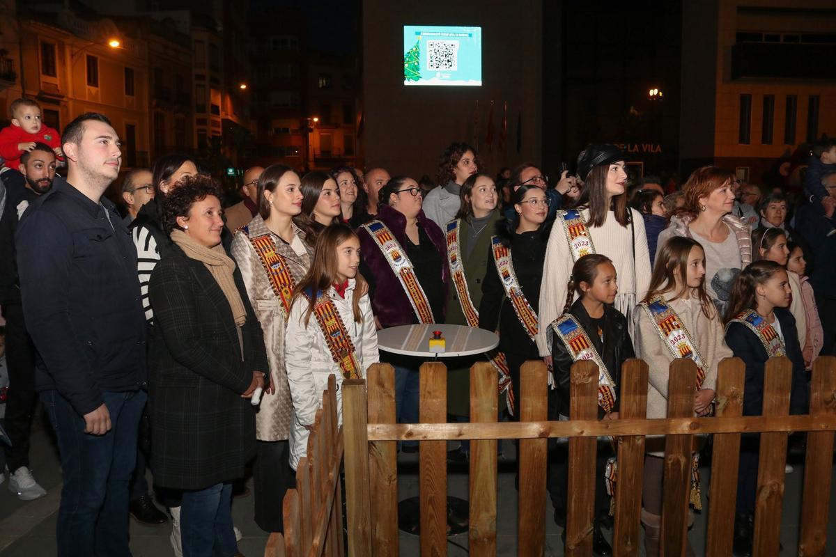 Corporación y corte de honor no han faltado al encendido.