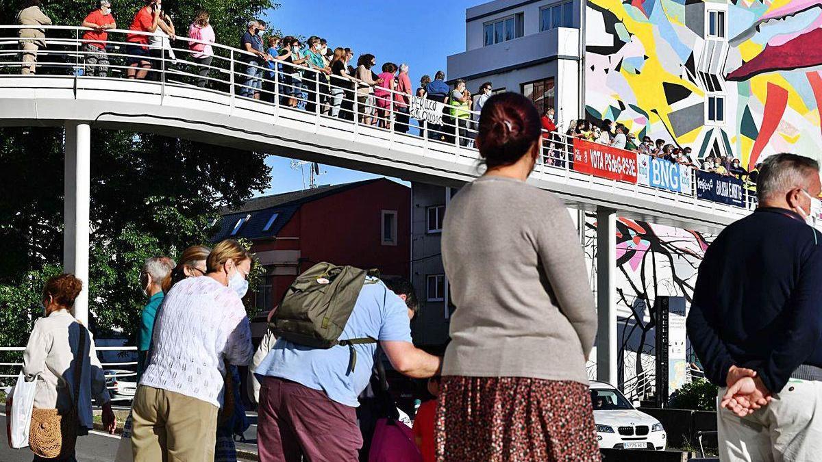 Vecinos, en la concentración ayer en Perillo por las casas ocupadas.