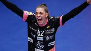 Paula Arcos celebra un gol con la selección española de balonmano.