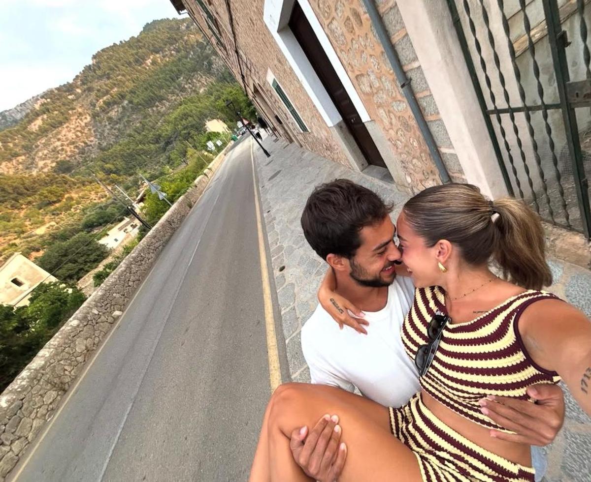 Las imágenes más románticas de Álex Palau y Ainhoa, la pareja de Ibiza que va a la Isla de las tentaciones