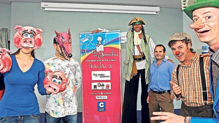 Algunos personajes de ´Teatro en Familia´, en Palma Aquarium.