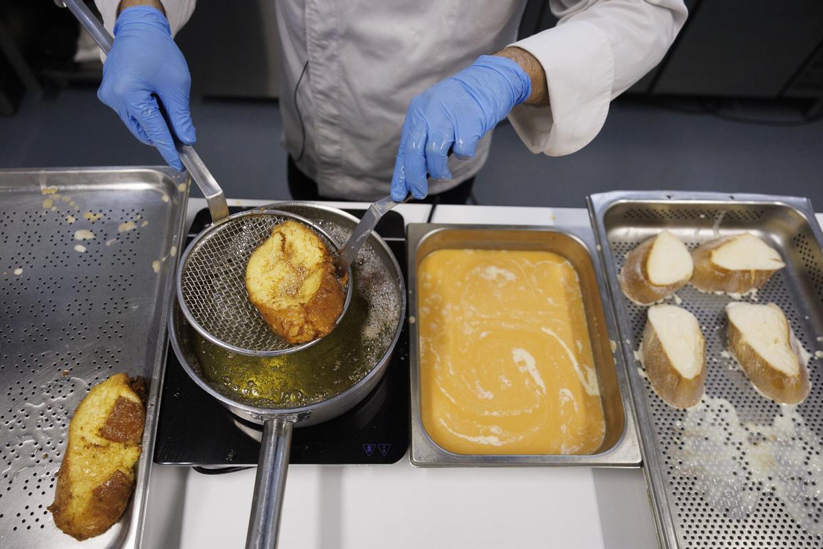 La Asociación de Pasteleros y Panaderos de Madrid, Asempas, prevé el consumo de siete millones y medios de torrijas.