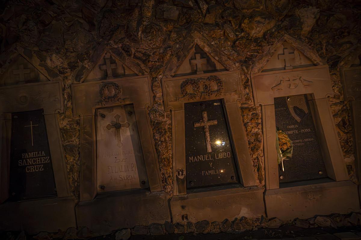 De noche entre tumbas en el cementerio de Montjuïc, el mayor de Barcelona