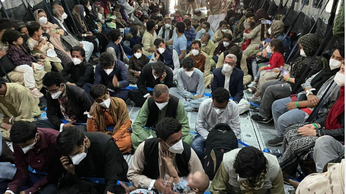 Embarque de refugiados afganos con destino a España, el pasado 25 de agosto.