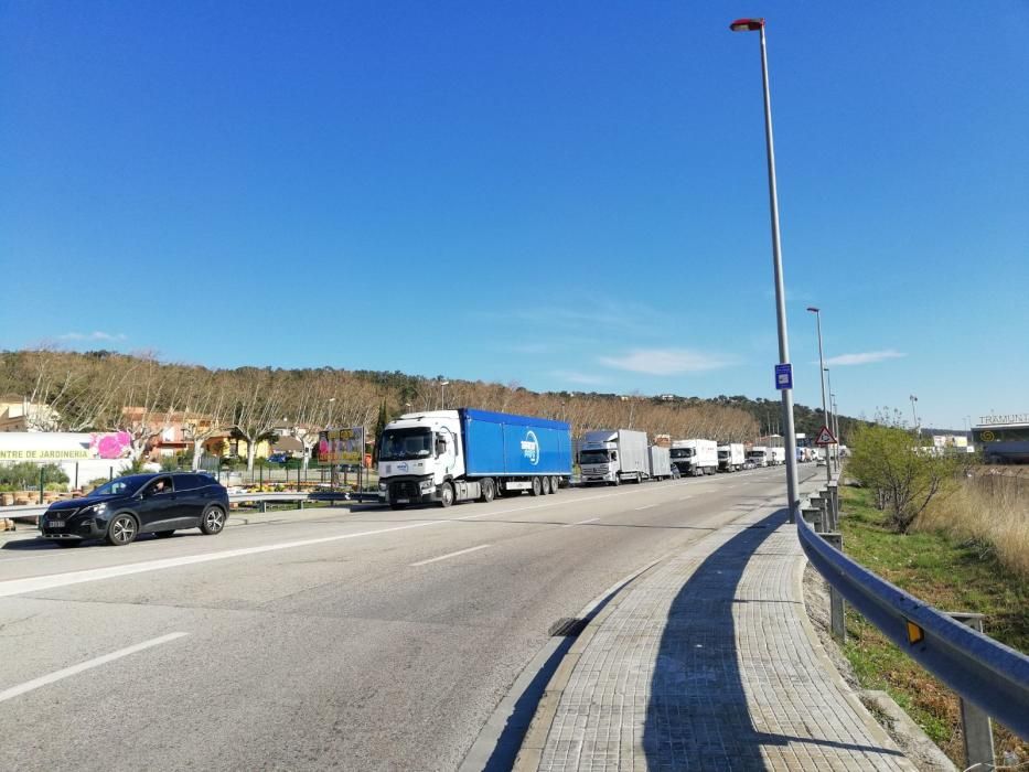 Un accident entre camions obliga a tallar l'AP7 a La Jonquera