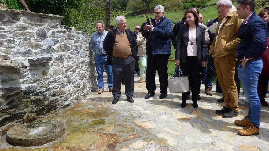 En el centro de la imagen, Otilia Requejo, entre José Antonio Mesa y Laureano García, en un tramo del Camino en Allande.