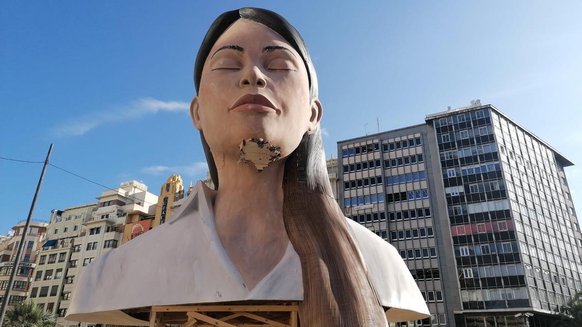 La Meditadora, el icono de las Fallas destrozado tras el temporal.