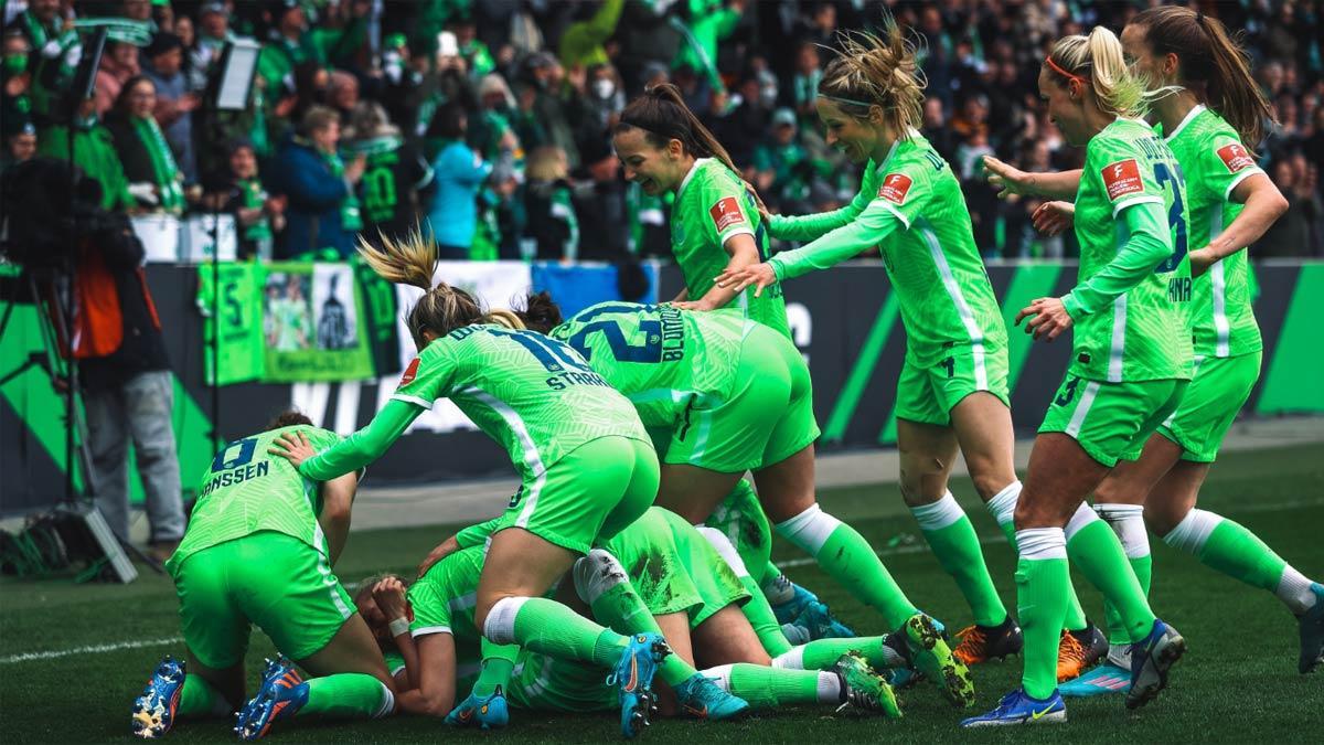 Las futbolistas del Wolfsburgo celebrando la goleada ante el Bayern