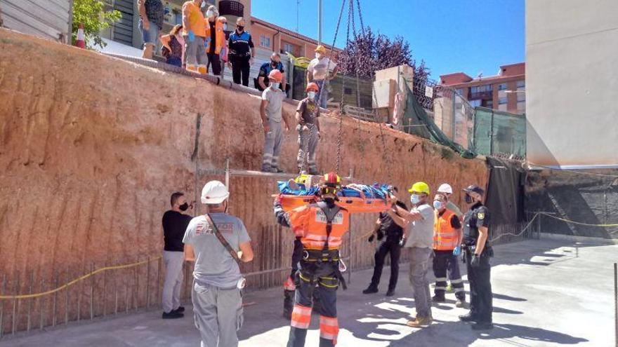 Bomberos de la DPT rescatan a un trabajador herido  en unas obras de construcción en Teruel