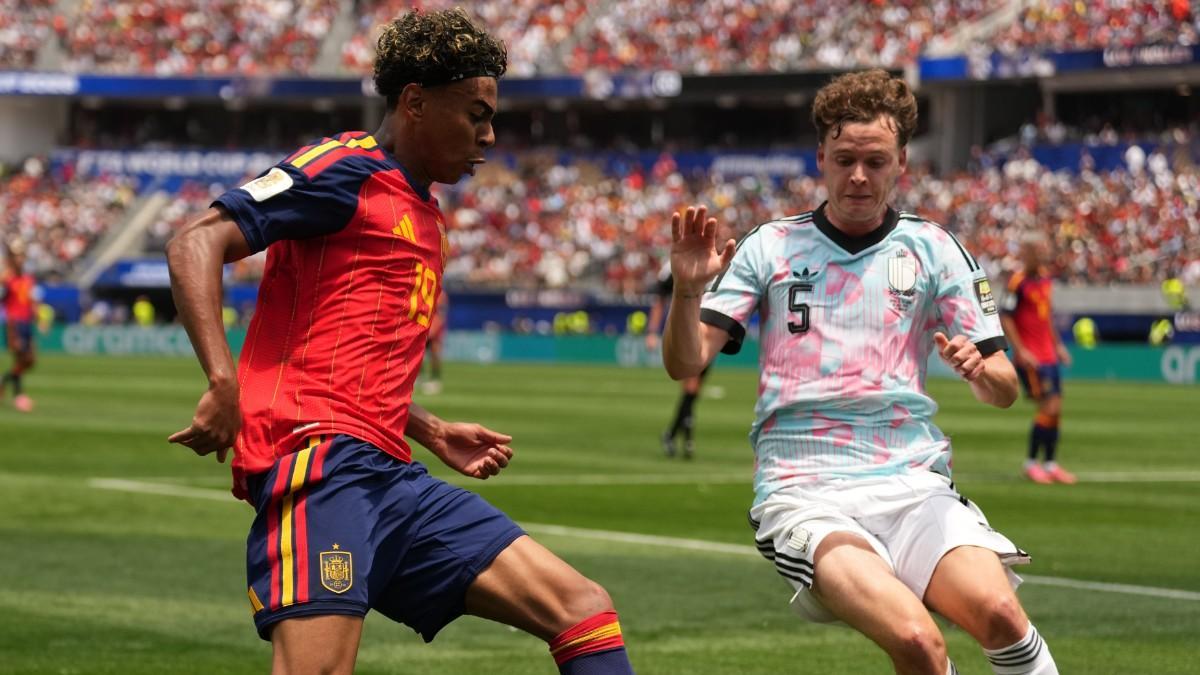 Lamine, cubierto por De Cuyper en el España-Bélgica
