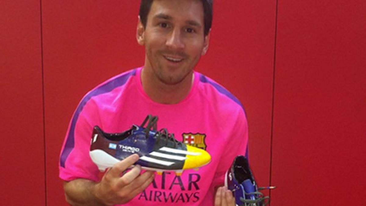 Leo Messi mostrando sus nuevas botas