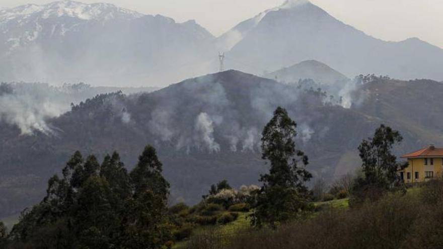 En primer término, el fuego sobre Palomar, y más atrás, el incendio del pico de La Mostayal, con el Aramo a la izquierda.