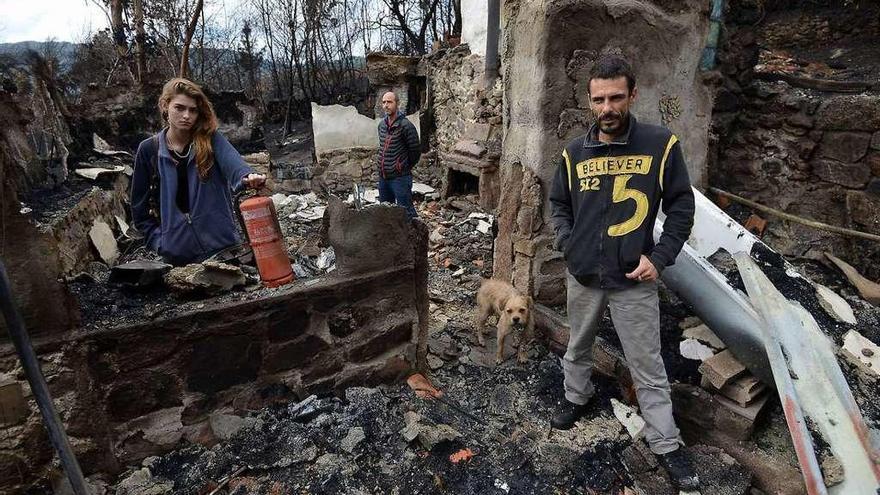 Pablo Gómez posa entre las ruinas de su casa, de la que ni las paredes quedaron en pie. // Gustavo Santos