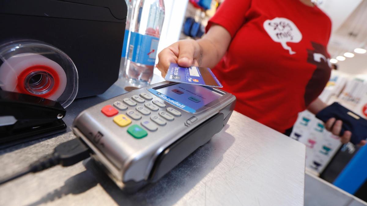 Una persona realiza un pago con tarjeta de crédito.