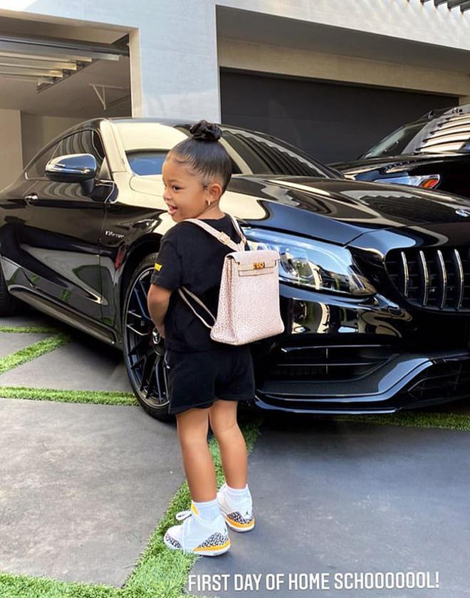 Stormi con mochila de Hermes en su primer día de colegio desde casa