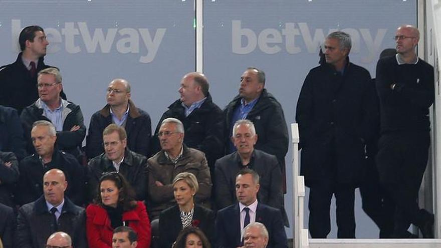 Mourinho, expulsado en el descanso por dirigirse al vestuario del árbitro