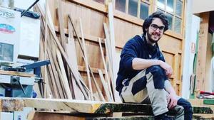 Roger Subirà en el taller donde se están elaborando las nuevas sillas.