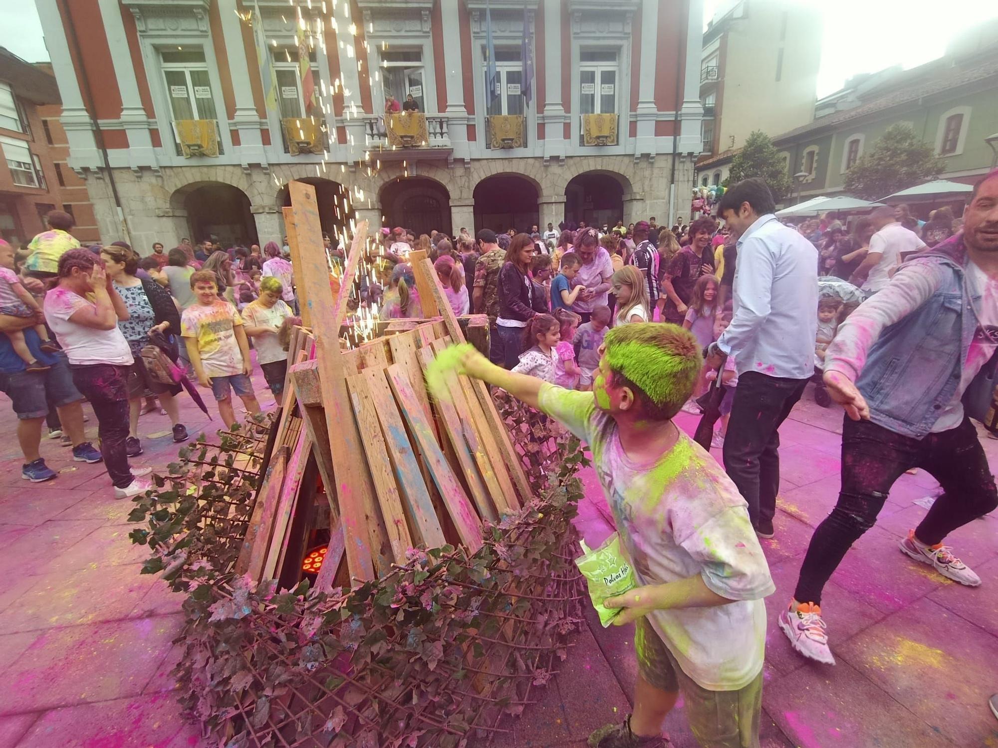 "Foguerina" de San Xuan y "Holi party" en Mieres