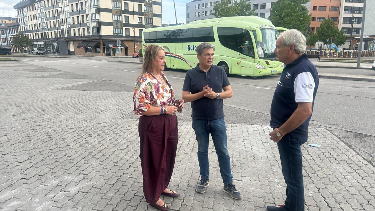 Pedro de Rueda, en el centro, en la estación de autobuses de La Felguera.