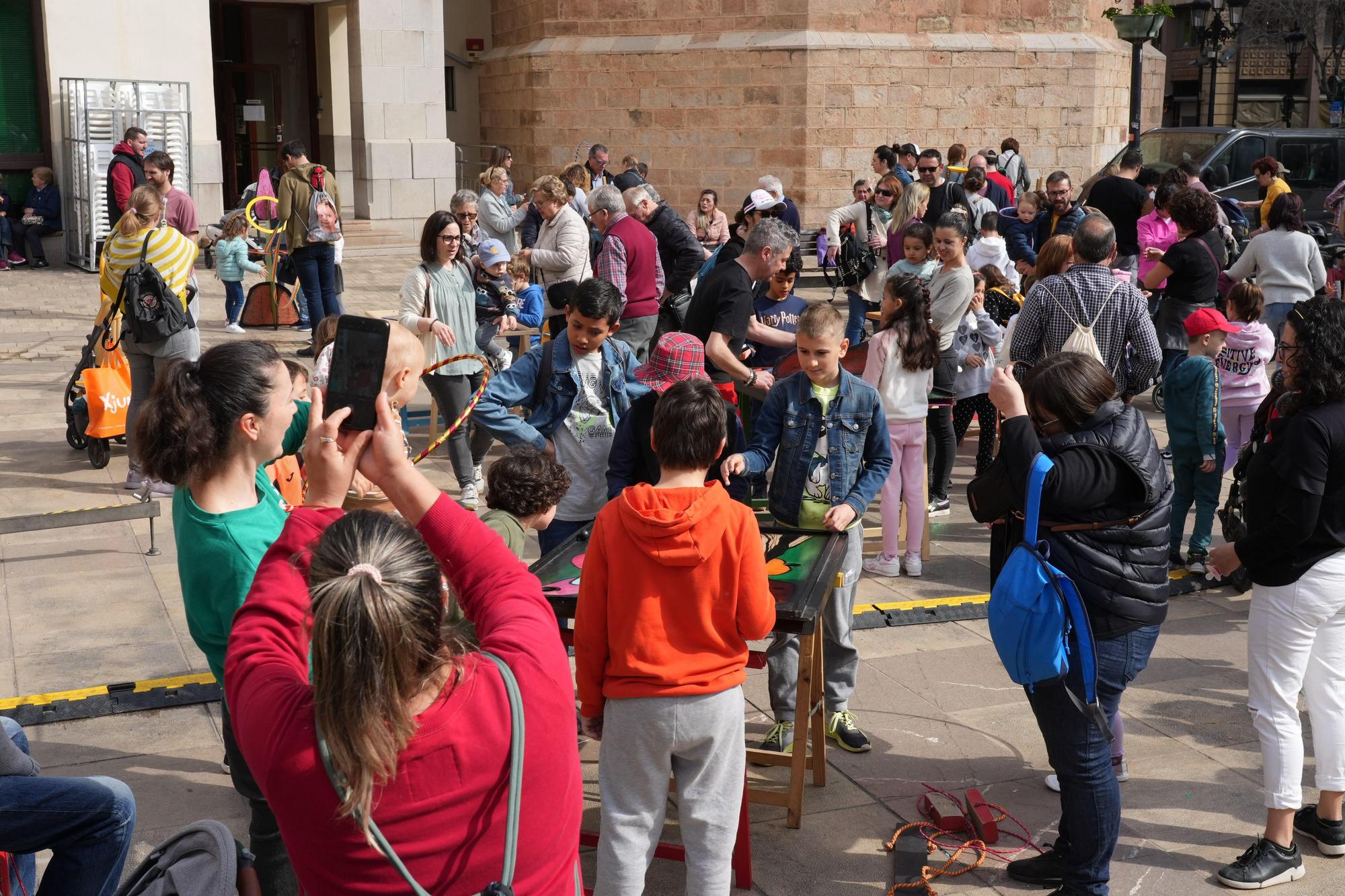 Galería de fotos: Los más pequeños se divierten jugando en la Plaza Mayor de Castelló