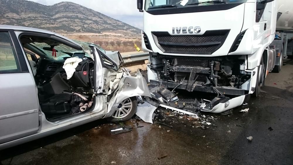 El choque entre un camión y un vehículo ha tenido lugar en la N-344 que une los municipios de Villena, Caudete y Font de la Figuera