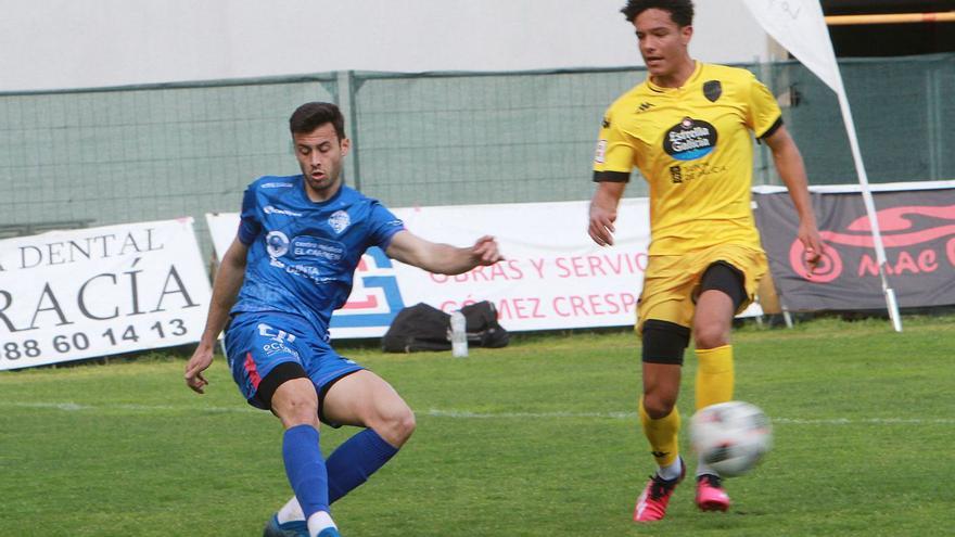 Chica anotó el gol, el primero de su cuenta. A la izquierda, Carmelo haciéndose con el cuero. |  //I. OSORIO