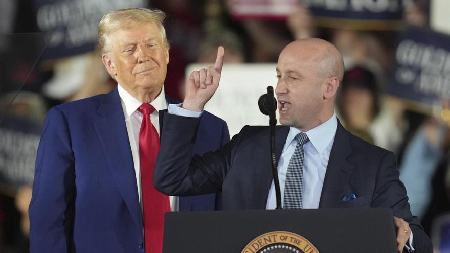 Donald Trump y Stephen Miller, en el acto que marcó los 100 días de la presidencia del republicano.